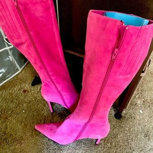 I’m selling my new pink heeled boots knee high.size 81/2